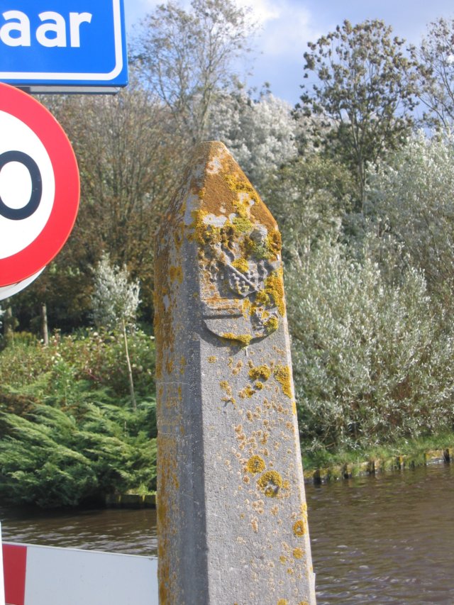 grenspaalvandegemeentealkmaarmetdegemeentebergen.jpg